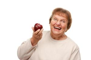 jolie femme âgée avec pomme photo