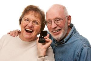 heureux couple de personnes âgées utilisant un téléphone portable sur blanc photo