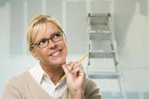 femme à l'intérieur de la pièce avec de nouvelles cloisons sèches en tôle photo