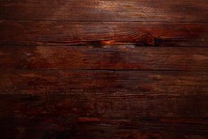 texture de fond en bois brun vintage avec noeuds et trous de clous. vieux mur en bois peint. fond abstrait marron. planches horizontales sombres en bois vintage. photo