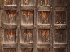 ancienne porte en bois du château photo