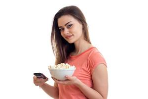 jolie femme brune regardant la télé avec du pop-corn photo