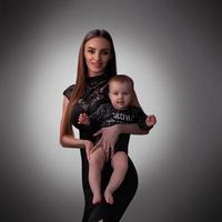 sexy jeune mère avec petite fille en studio photo