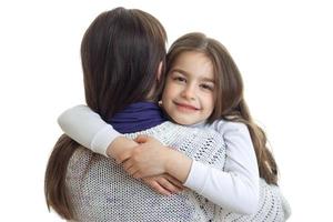 portrait en gros plan d'une petite fille mignonne qui embrasse sa mère photo