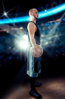 joueur de basket-ball chauve dans le jeu debout avec un ballon photo