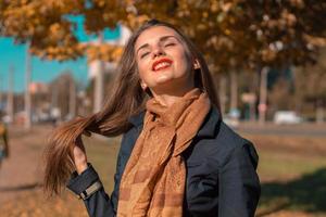 jeune fille avec foulard garde les cheveux à la main et leva la tête vers le soleil photo