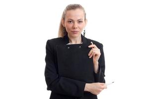 une charmante jeune femme d'affaires regarde droit et tient une tablette noire en gros plan photo