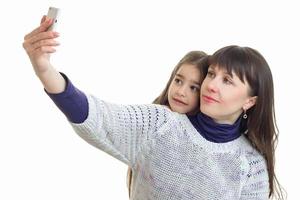 fille avec sa mère fait selfie photo