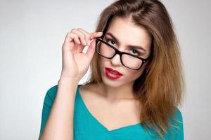 fille à lunettes et lèvres rouges photo