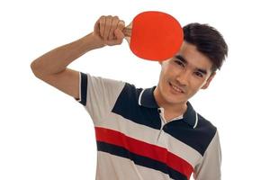 Cheerful young brunet sportif pratiquant le ping-pong isolé sur fond blanc photo