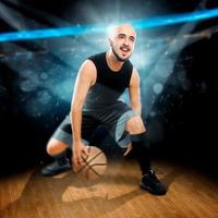 photo carrée d'un basketteur en action dribble dans le jeu