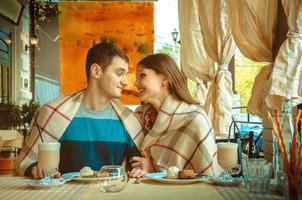 jeune couple amoureux s'amusant à un rendez-vous photo