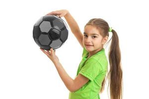 portrait d'une belle petite fille avec le ballon entre les mains d'un gros plan photo