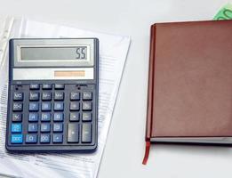 la banque enregistre la calculatrice d'argent et le cahier photo