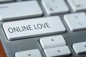bouton d'amour en ligne sur le clavier photo