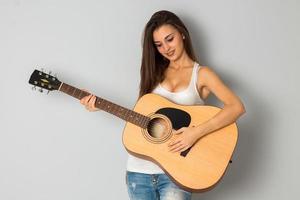 femme brune avec guitare photo