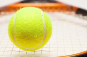 balle de tennis abstraite, raquette et cordes photo