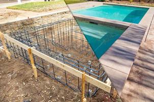 avant et après le chantier de construction de la piscine photo