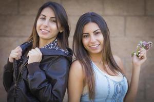 portrait de deux soeurs jumelles de race mixte photo