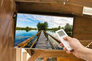 homme regardant la télé sur un canapé à la maison photo