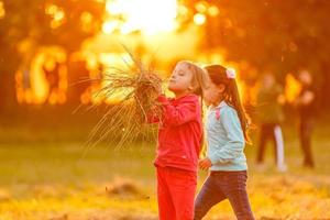 belles petites filles profitant de l'extérieur photo