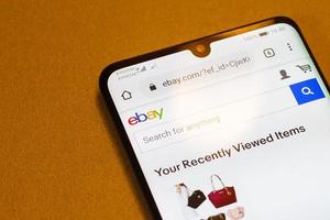 ebay, sur l'écran du smartphone. applications mobiles en gros plan pour le shopping, le commerce électronique. Kyiv, Ukraine - 11 novembre 2019 photo