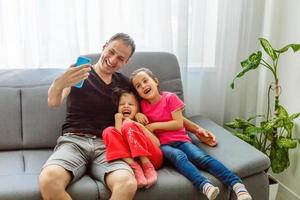 jeune père avec ses jolies petites filles prenant selfie photo