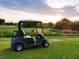 complexe de golf avec le paysage de la mer. vacances d'été. photo