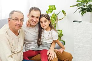 grand père de famille multigénérationnel heureux, grands-parents âgés avec petite fille mignonne petite-fille à la maison. concept de famille et d'amour photo