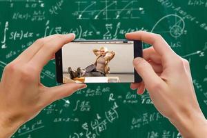 l'homme utilise un téléphone portable, l'image floue des salles de classe est vide en arrière-plan. photo