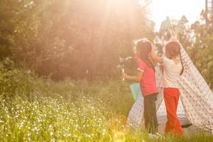 deux petites filles jouent près de la tente du wigwam photo