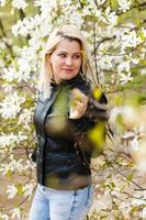 beau visage de fille avec des fleurs photo