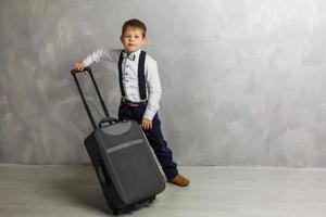 adolescent avec une valise. photo