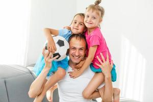 petites filles avec ballon de foot à la maison photo