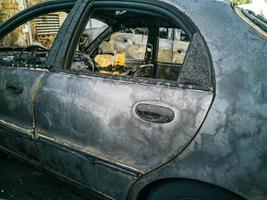 un feu de voiture en feu a soudainement commencé à engloutir toute la voiture photo