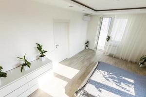 chambre blanche exclusive simple avec parquet en bois photo