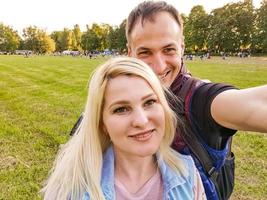 beau jeune couple faisant selfie sur le terrain photo