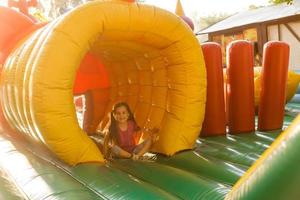 jolie petite fille dans un parc d'attractions photo