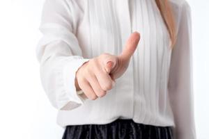 fille étendit sa main et doigt pointé isolé sur fond blanc photo