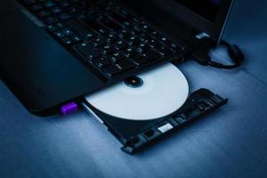 danger dvd ou cd dans le bac de l'ordinateur portable photo