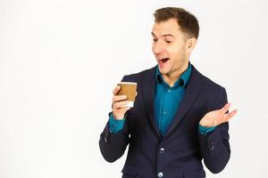 main d'homme d'affaires tenant une tasse de café sur fond blanc photo