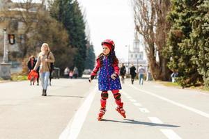 jeune patineur heureux essayant une activité de plein air passionnante. photo