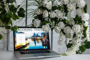 planification de voyage femme calendrier réservation concept en ligne photo