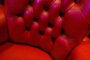 tapisserie d'ameublement en cuir véritable rouge anglais, fond de style chesterfield photo