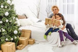 joyeux noël et bonnes fêtes. grand-mère et enfants. le matin de Noël. portrait famille aimante photo