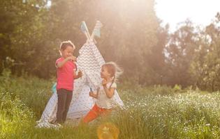 adorables petites filles s'amusant à jouer dehors le jour de l'été photo