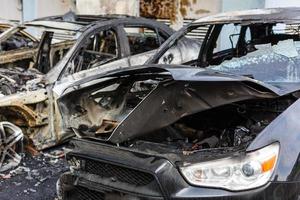 corps de la voiture brûlée dans la rue photo