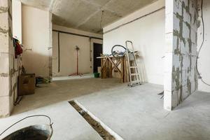 intérieur d'une maison en construction. rénovation d'un appartement photo