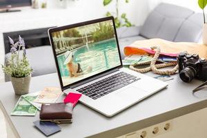 femme nomand indépendant d'été se détendre avec un ordinateur portable près de la piscine colorée belle à l'extérieur. voyager à bali avec un ordinateur wi-fi au bord de la piscine nature palmiers tropicaux, concept toujours en contact photo