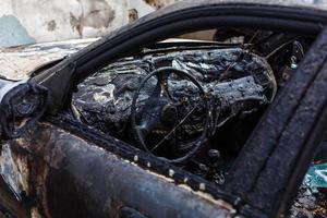 un feu de voiture en feu a soudainement commencé à engloutir toute la voiture photo